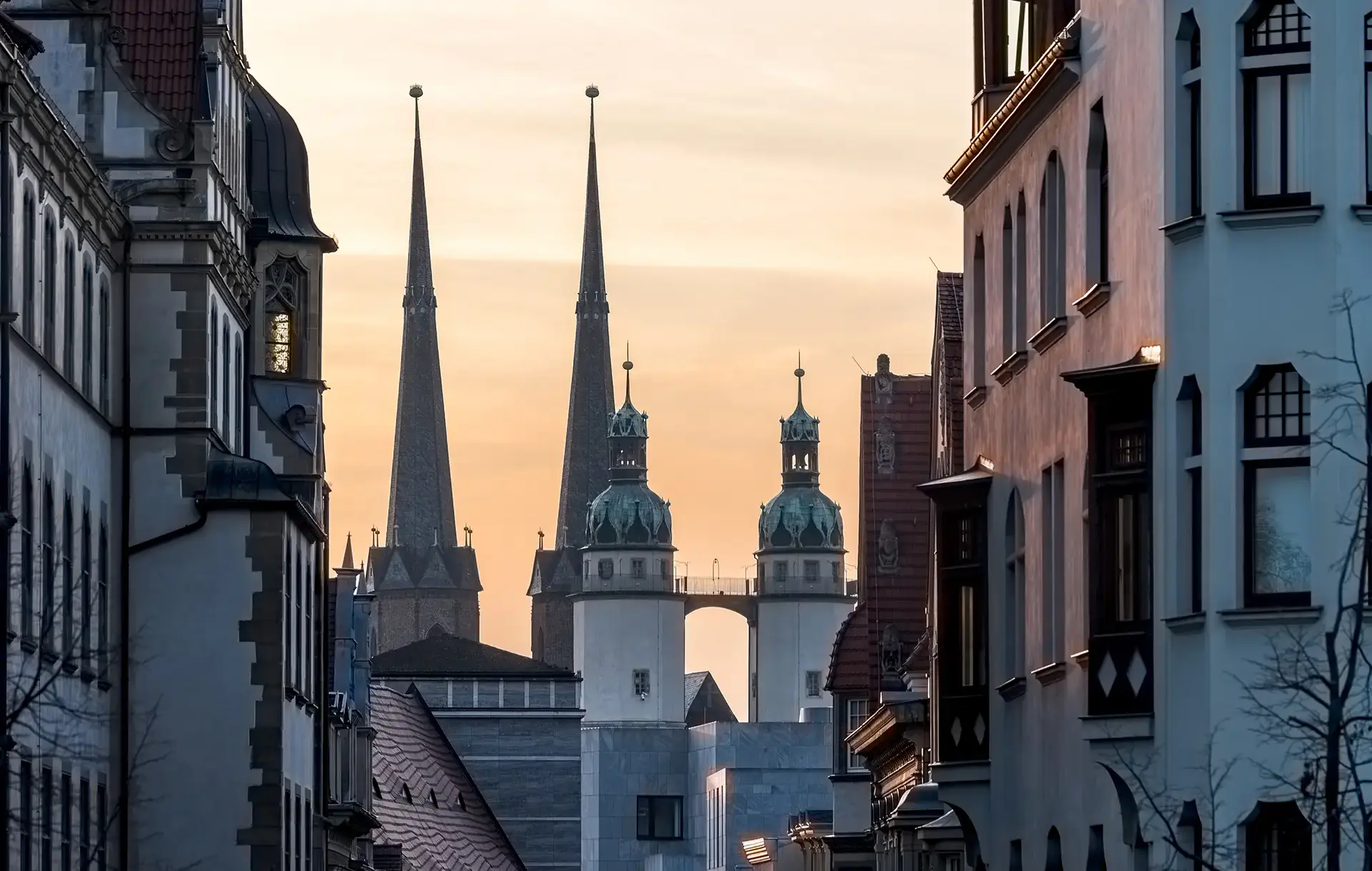 Türme der Stadt Halle (Saale). Auf dem Bild sind Türme der Stadt Halle zu sehen: Die vier Türme der Marktkirche. Sie sind Teil der fünf Türme von Halle, die das Wahrzeichen der Stadt sind.